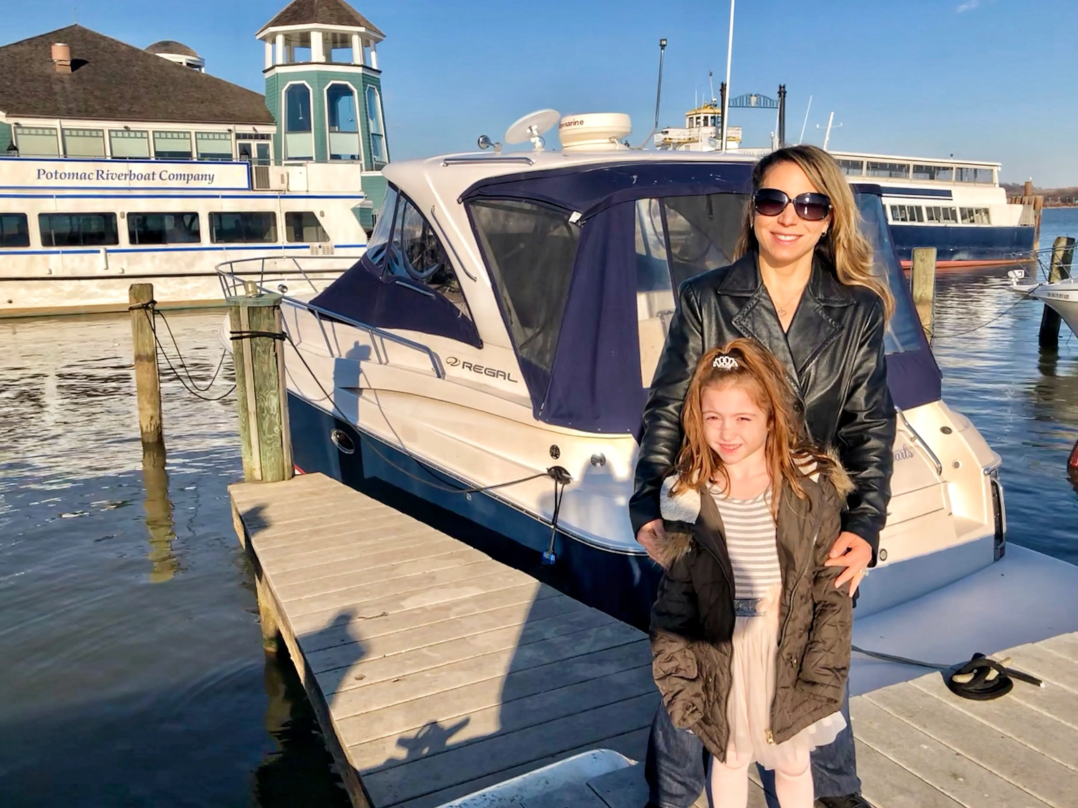 Old Town Alexandria, Virginia makes a great place for a mother and daughter fun day or weekend. There is tons to do from spa experiences, art exhibits, shopping, sightseeing cruises, historic museums, and more. #AlexandriaVA #girlstrip