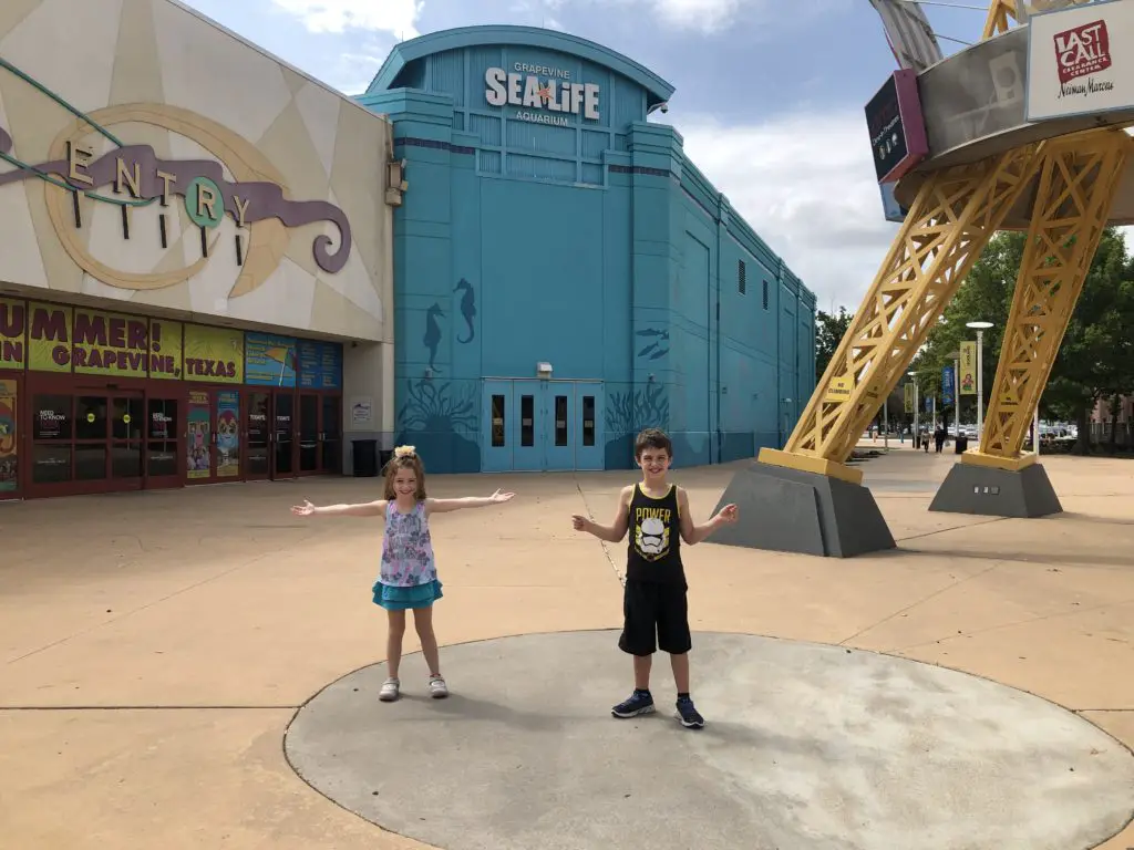 LEGOLAND Dallas/Fort Worth is an excellent destination for families! Buy tickets online to save time and money. You can get a combination ticket that includes SEA LIFE Aquarium and do both attractions at Grapevine Mills mall on the same day. #dallasfortworth #dallastodo #placestotravelwithkids #travelideasforkids